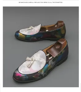 Detailansicht der farbenfrohen Camouflage-Herrenschuhe mit eleganten weißen Quasten