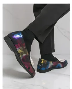 Detailansicht bunter Camouflage-Loafer für Herren mit weißen Quasten an einem Modell