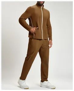 Vue d'ensemble de la veste de sport marron respirante à glissière et pantalon pour hommes