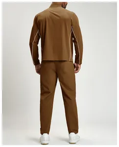 Vue arrière d'un ensemble de sport marron à séchage rapide pour hommes avec passepoil blanc.