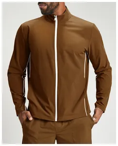 Détail de la veste de sport marron pour homme avec fermeture éclair blanche et bandes