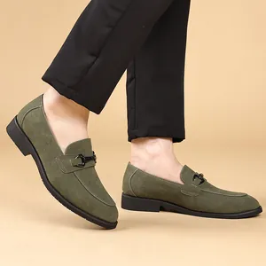 Detailopname van groene suède loafers voor heren met een stijlvolle metalen paardenbit gesp