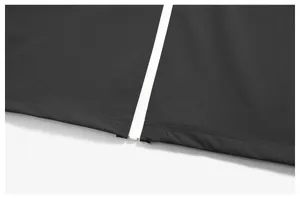 Gros plan montrant la fermeture éclair contrastée blanche et les coutures d'une veste de sport