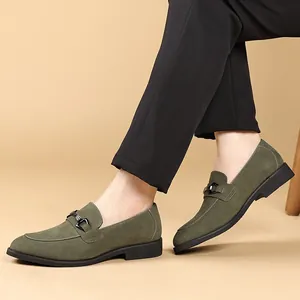 Gedetailleerd overzicht van olijfgroene suède herenloafers met een stijlvolle metalen gesp
