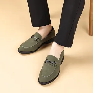 Detailopname van olijfgroene suède herenloafers met stijlvolle metalen gesp.
