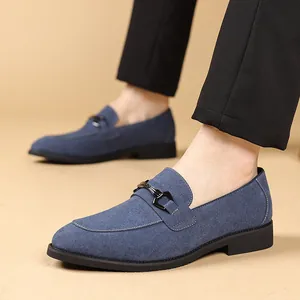 Stijlvolle blauwe suède loafers voor heren met metalen gesp en een casual ontwerp