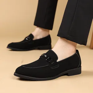 Klassieke zwarte suède loafers voor heren met Britse spitse neus en metalen gesp