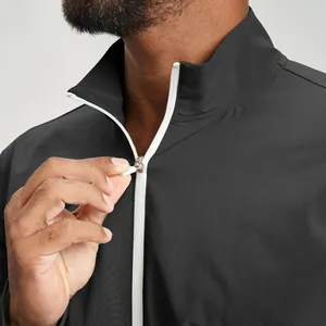 Gros plan d'une veste de sport pour homme avec fermeture éclair blanche et col montant