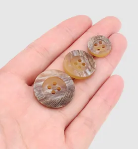 Vue détaillée de boutons en résine de haute qualité avec texture bois en trois tailles.
