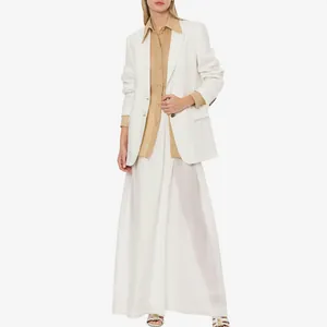 Blazer blanc élégant avec boutons en résine haut de gamme sur chemise et jupe