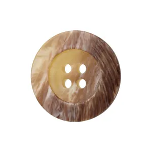 Bouton en résine marbré marron à quatre trous pour vêtements de luxe haut de gamme.