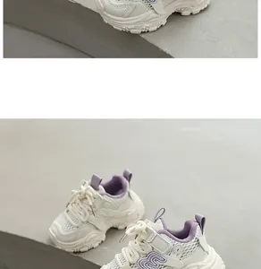 Vue détaillée de baskets en mesh respirantes pour enfants en blanc et violet pour printemps