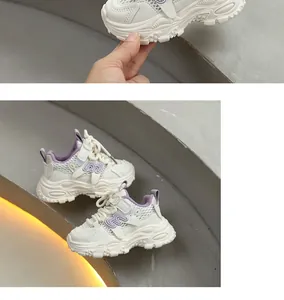 Vue détaillée de baskets chunky en mesh blanc respirant pour enfants avec accents violets