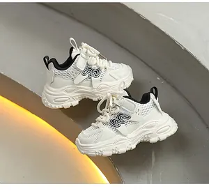 Vue détaillée de baskets chunky crème avec maille respirante et logo M noir.