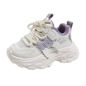 Détail latéral de baskets chunky en maille respirante pour enfants en blanc violet.