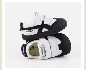 Detalle de zapatillas antideslizantes para niños con suela blanda y cierre de velcro