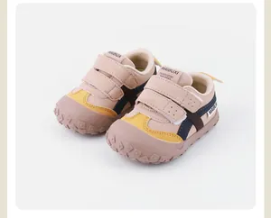 Zapatillas beige para niños pequeños con puntera protectora y suela suave antideslizante