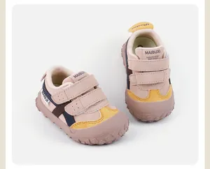 Vista detallada de zapatillas para niños pequeños con suelas blandas