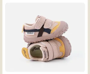 Detalle de zapatos beige para niños pequeños con suela blanda y punta antideslizante