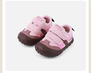 Vista lateral de zapatos rosa y marrón para niños pequeños con velcro y suela antideslizante