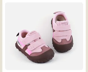 Vista detallada de zapatillas de exterior antideslizantes rosas y marrones para niños