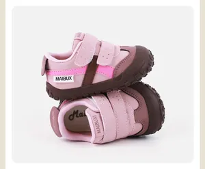 Vista detallada de zapatillas rosas para niños con puntera protectora y velcro