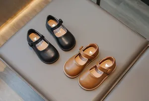 Vue détaillée de chaussures Mary Jane noires et marron pour filles avec scratch