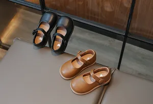 Vue détaillée des chaussures Mary Jane pour filles en noir et marron avec bride velcro