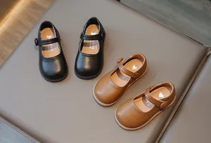 Vue détaillée de chaussures Mary Jane pour filles en noir et marron avec bride velcro