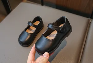 Détail des chaussures Mary Jane noires pour filles avec semelles souples et bande velcro