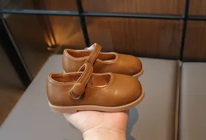 Gros plan de chaussures Mary Jane marron pour filles avec semelle souple et bride velcro