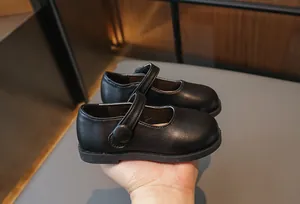 Détail de profil des chaussures Mary Jane en cuir noir pour filles à semelles souples