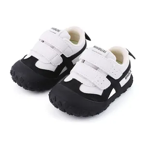 Zapatillas deportivas para niños en blanco y negro con suela suave y cierres de velcro