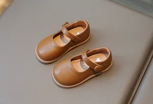 Vue détaillée de dessus des chaussures Mary Jane en cuir marron pour enfants à semelles souples
