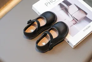 Vue de dessus de chaussures Mary Jane noires classiques pour filles avec bride velcro