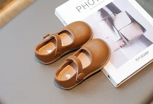Détail de chaussures Mary Jane marron pour filles avec bride velcro et semelle souple