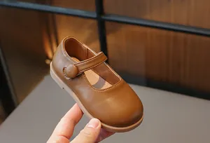 Gros plan sur des babies marron pour filles avec semelle souple et fermeture à scratch.