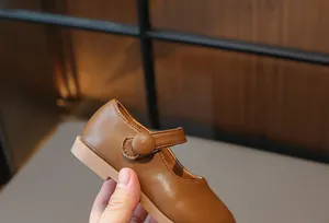 Gros plan de chaussures Mary Jane marron pour filles avec semelle souple et scratch