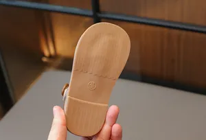 Détail de la semelle en caoutchouc antidérapante des chaussures Mary Jane pour filles
