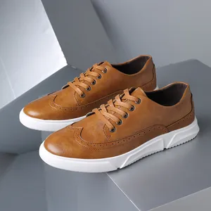 Πλάγια όψη των καφέ brogue casual παπουτσιών με λευκή σόλα και διακοσμητικά σχέδια