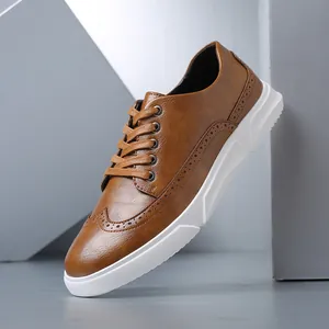 Κλασικά καφέ δερμάτινα παπούτσια brogue για άνδρες με λευκή σόλα για business casual εμφάνιση