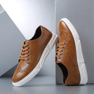 Κοντινή λεπτομέρεια από κομψά καφέ ανδρικά sneakers Brogue με λευκές σόλες υψηλής ποιότητας