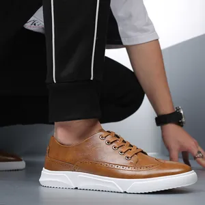 Ανδρικά καφέ παπούτσια Brogue, casual δερμάτινα με λευκή σόλα