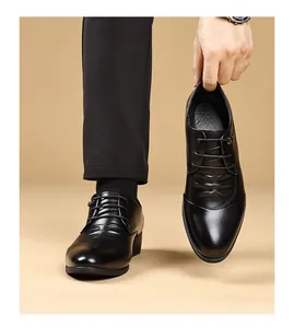Nahaufnahme von eleganten schwarzen Herren-Business-Lederschuhen für formelle Anlässe