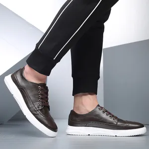 Ανδρικά παπούτσια Brogue από καφέ δέρμα με λευκή χοντρή σόλα σε βρετανικό ρετρό στυλ