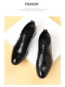 Draufsicht auf elegante schwarze Herren-Lederschuhe für Business-Casual-Mode und Hochzeiten