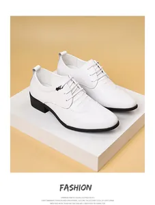 Detailansicht weißer Herren-Business-Lederschuhe auf einem eleganten weißen Sockel im Studio