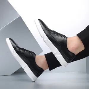 Λεπτομερής πλάγια όψη ανδρικών μαύρων sneakers με λευκές σόλες και κορδόνια