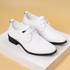 Elegante weiße Herren-Business-Schuhe mit schwarzer Sohle und klassischer Schnürung