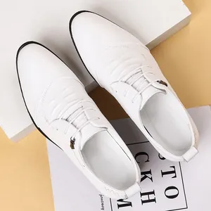 Elegante weiße Business-Schuhe für Herren mit Schnürung auf einem minimalistischen Hintergrund